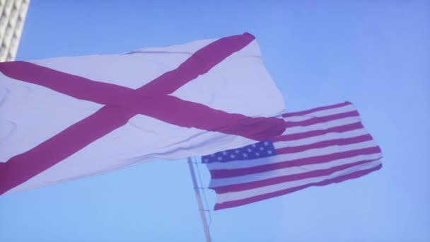 Αλαμπάμα Και Αμερικανική Σημαία Ανεμίζουν Στον Ουρανό Σημαία Πολιτείας Αλαμπάμα — Αρχείο Βίντεο
