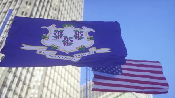 Connecticut Und Die Amerikanische Flagge Wehen Himmel Hoch Detaillierte Fahnenschwenken — Stockvideo
