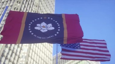 Mississippi ve Amerikan Bayrağı gökyüzünde dalgalanıyor. Mississippi ve ABD 'nin yüksek detaylı bayrağı. Mississippi bayrağı.
