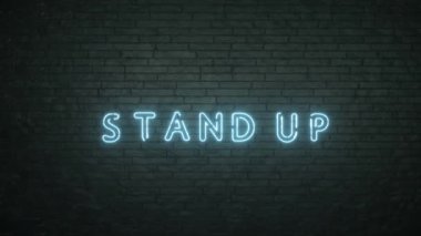 Siyah tuğla duvarda Stand Up tabelası.