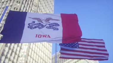 Iowa ve Amerikan Bayrağı gökyüzünde dalgalanıyor. Iowa ve ABD 'nin yüksek detaylı dalgalanan bayrağı. Iowa eyalet bayrağı, Iowa eyalet bayrağı. ABD. 3 boyutlu görüntüleme. Gökyüzünde sallanırken.