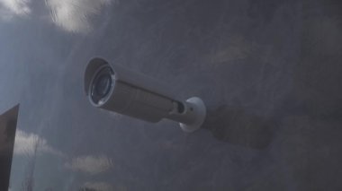 Güvenlik kamerası farklı yönlere bakıyor ve sonra hedefin kamerayla objektife doğru uçtuğunu görüyor..