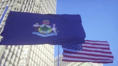 Maine ve Amerikan Bayrağı gökyüzünde dalgalanıyor. Maine ve ABD 'nin yüksek detaylı el sallama bayrağı. Maine eyalet bayrağı, Maine eyaleti bayrağı. ABD. 3 Boyutlu Hazırlama.