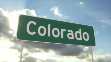 Colorado 'ya hoş geldiniz. Mavi gökyüzünde Colorado yol tabelası. Seyahat, iş, turizm ve ulaşım kavramı.