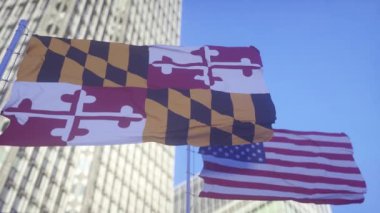 Maryland ve Amerikan Bayrağı gökyüzünde dalgalanıyor. Maryland ve ABD 'nin yüksek detaylı el sallama bayrağı. Maryland eyalet bayrağı, Maryland eyaleti bayrağı. ABD. 3 Boyutlu Hazırlama.