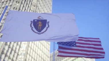 Massachusetts ve Amerikan Bayrağı gökyüzünde dalgalanıyor. Massachusetts ve ABD 'nin yüksek detaylı el sallama bayrağı. Massachusetts eyalet bayrağı, Massachusetts bayrağı. ABD. 3 Boyutlu Hazırlama.