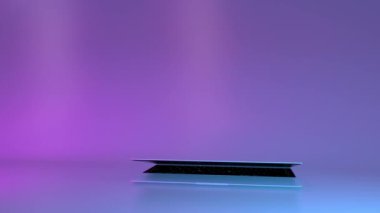 Boş yeşil ekranlı bir dizüstü bilgisayarın maketi. Mavi ve mor renkli neon arkaplan.