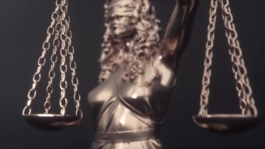 Bayan Adalet 'in elinde tuttuğu terazinin yakın çekimi. Bayan Adalet 'in hukuk ve hukuk konsepti heykeli bulanık arka planda.