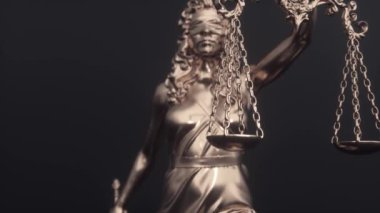 Bayan Adalet 'in elinde tuttuğu terazinin yakın çekimi. Bayan Adalet 'in hukuk ve hukuk konsepti heykeli bulanık arka planda.