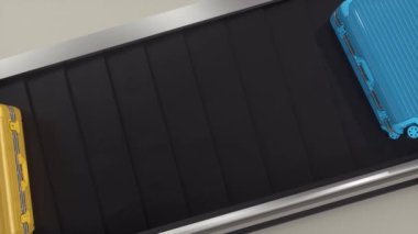 Bagajlar havalimanı taşıma bandında, yukarıdan görünüyor. Farklı renkte valizler.