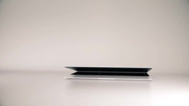 Renkli anahtar yeşil ekranlı dizüstü bilgisayar, modelleme, promosyon veya web sitesi vitrini için ekranda.