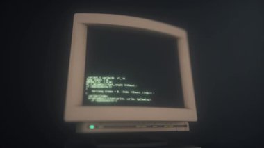 Retro kişisel bilgisayar ya da kod konsollu bilgisayar, programcı betik yapıyor, yeşil temel ekran. Eski ekran ya da ekran.