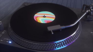 Vinil plak bir pikapta çalınıyor. Koyu bir arkaplanda yavaşça dönen vinil plağın kapanışı.