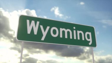 Wyoming 'e hoş geldiniz. Mavi gökyüzünde Wyoming yol tabelası. Seyahat, iş, turizm ve ulaşım kavramı.
