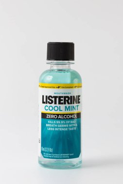 St. Paul, MN, ABD - 25 Ekim 2022: Listerine Sıfır Alkol Sıfır Ağız Yıkama Şişesi ve ticari marka logosu.