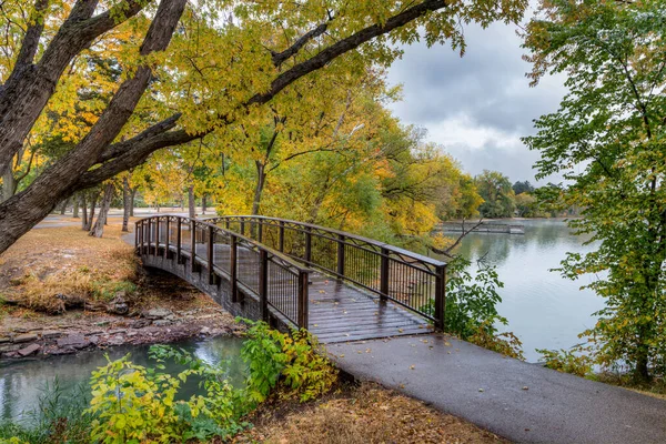 Прогулочный Мост Осенью Над Озером Нокомис Миннеаполисе Миннесота — стоковое фото