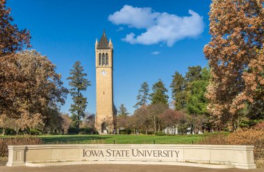 AMES, IA, ABD - 1 Kasım 2022: Iowa Devlet Üniversitesi kampüsündeki Campanile kulesi.