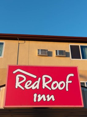 CAMERON, MO, ABD - 1 Kasım 2022: Red Roof Inn dış tabela ve ticari marka logosu.