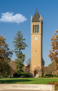 AMES, IA, ABD - 1 Kasım 2022: Iowa Devlet Üniversitesi kampüsündeki Campanile kulesi.
