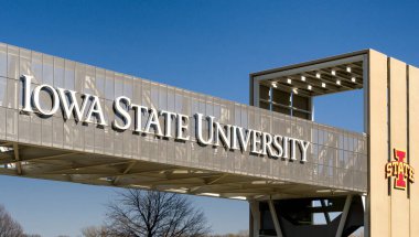 AMES, IA, ABD - 1 Kasım 2022: Iowa Devlet Üniversitesi Kampüsünde Yürüyüş ve Giriş.