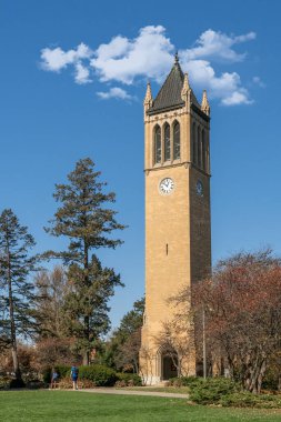 AMES, IA, ABD - 1 Kasım 2022: Iowa Devlet Üniversitesi kampüsündeki Campanile kulesi.