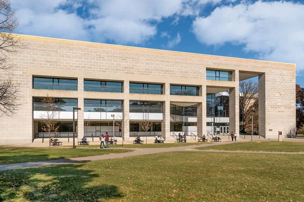 Ames Usa 2022年11月1日 アイオワ州立大学のキャンパス内にあるパークス図書館の未確認個人 — ストック写真