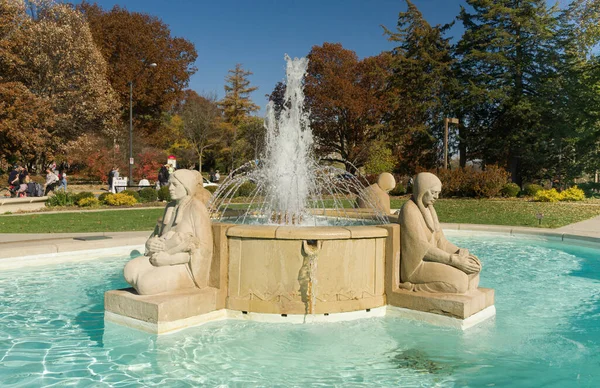 美国密歇根州Ames 2022年11月1日 爱荷华州立大学校园的四季水雕塑之泉 — 图库照片