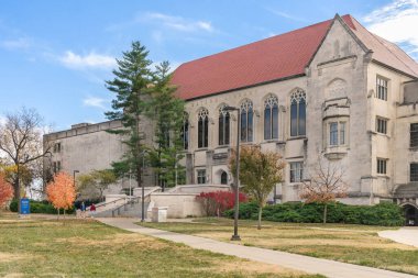 LAWRENCE, KS, ABD - 2 Kasım 2022: Kansas Üniversitesi kampüsündeki Watson Kütüphanesi.