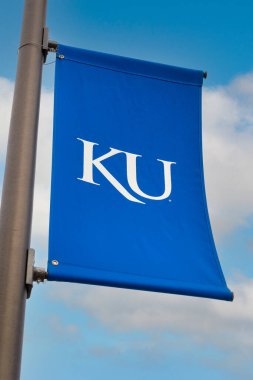 LAWRENCE, KS, ABD - 2 Kasım 2022: Kansas Üniversitesi kampüsünde öğrenci bayrağı ve sloganı.