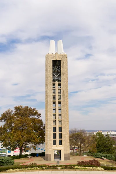 美国堪萨斯州洛杉矶 2022年11月2日 堪萨斯大学校园里的第二次世界大战纪念卡里龙 — 图库照片