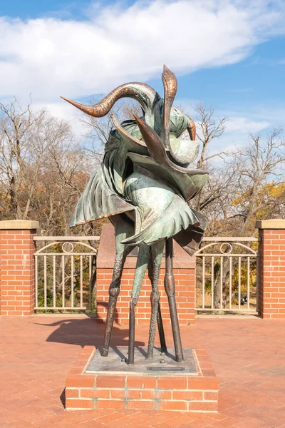 堪萨斯州洛杉矶 2022年11月2日 堪萨斯州大学校园中的韩国鹤雕塑 — 图库照片