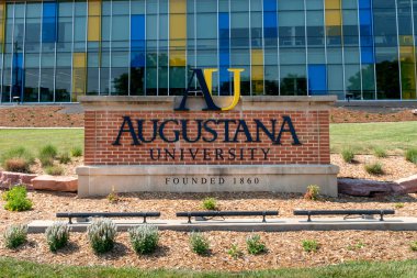 SIOUX FALls, SD, ABD - 10 Temmuz 2022: Augustana Koleji 'nin kampüsüne giriş işareti.