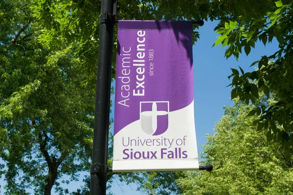 Sioux Falls Usa Lipiec 2022 Promenada Kampusu Flaga Kampusie Uniwersytetu — Zdjęcie stockowe