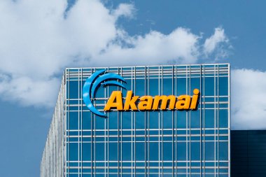 CAMBRIDGE, MA, ABD - 29 Eylül 2019: Akamai Teknoloji Merkezi ve ticari marka logosu.