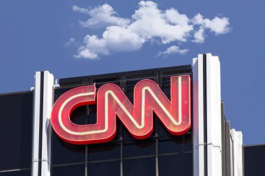 HOLYWOOD, CA, ABD - 2 Mayıs 2015: CNN bina dış ve ticari marka logosu.