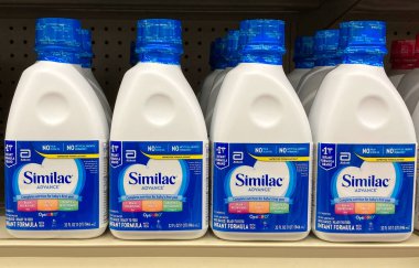 St. Paul, MN, ABD - 14 Ocak 2023: Similac Bebek Formülü şişeleri perakende vitrininde.
