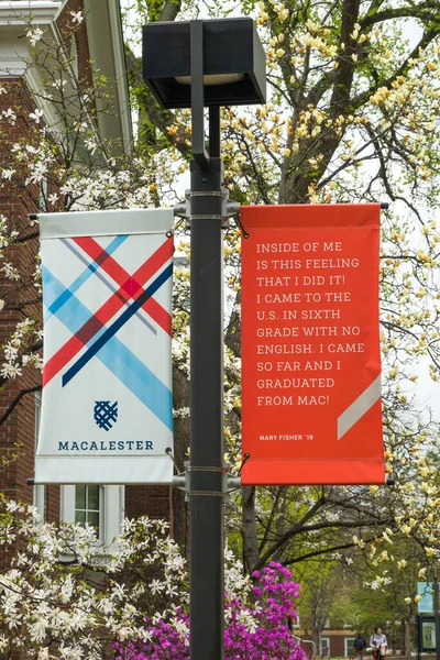 2023年5月6日 マカロスター カレッジのキャンパスフラッグとバナー — ストック写真