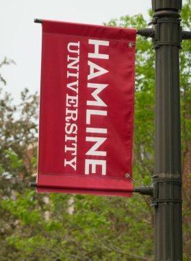 St. Paul, MN, ABD - 16 Mayıs 2023: Hamline Üniversitesi Kampüs Afişi.