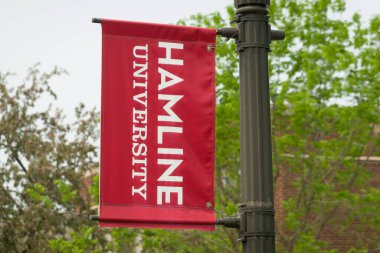 St. Paul, MN, ABD - 16 Mayıs 2023: Hamline Üniversitesi Kampüs Afişi.