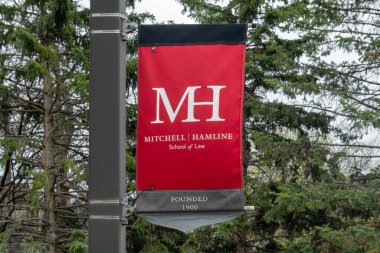 St. Paul, MN, ABD - 6 Mayıs 2023 Mitchell Hamline Hukuk Fakültesi Kampüs bayrağı.