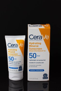 St. Paul, MN, ABD - 12 Haziran 2023: Cera ve Hidrating Mineral Güneş kremi ve ticari marka logosu.