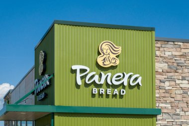 LINCOLN, NE, ABD - 22 Haziran 2023: Panera restoranının dış ve ticari marka logosu.