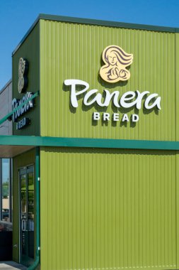 LINCOLN, NE, ABD - 22 Haziran 2023: Panera restoranının dış ve ticari marka logosu.
