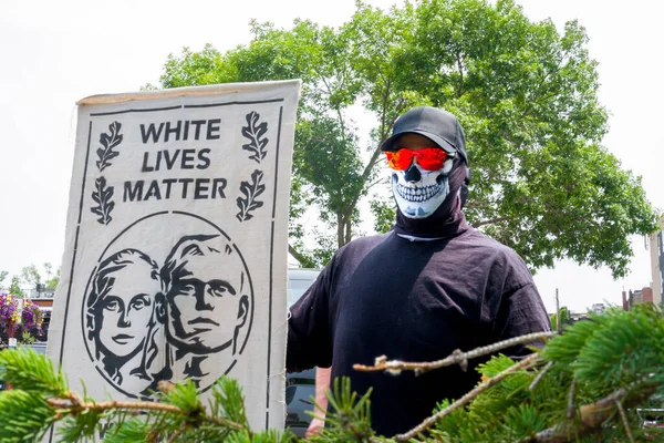Hudson Usa Junio 2023 Individuo Enmascarado Identificado Sosteniendo Bandera White —  Fotos de Stock
