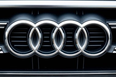 HUDSON, WI, ABD - 23 Nisan 2023: Audi Izgara yakın çekim ve ticari marka logosu.