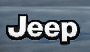 HUDSON, WI, ABD - 23 Nisan 2023: Jeep yakın çekim ve ticari marka logosu.