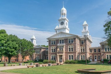 VERMILLION, SD, ABD - 22 Haziran 2023: Güney Dakota Üniversitesi kampüsündeki Eski Ana Salon.