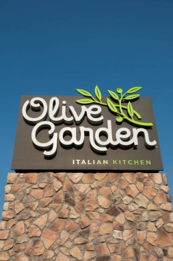 BLOOMINGTON, MN, ABD - 13 Temmuz 2023 Olive Garden restoranının dış tabela ve ticari marka logosu.