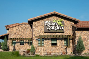 BLOOMINGTON, MN, ABD - 13 Temmuz 2023 Olive Garden restoranının dış tabela ve ticari marka logosu.