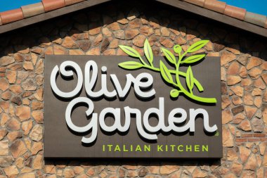 BLOOMINGTON, MN, ABD - 13 Temmuz 2023 Olive Garden restoranının dış tabela ve ticari marka logosu.